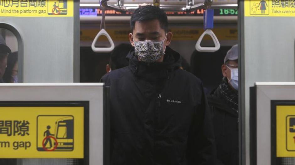 Ein Taiwanese mit Mundschutz in einer U-Bahn-Station.
