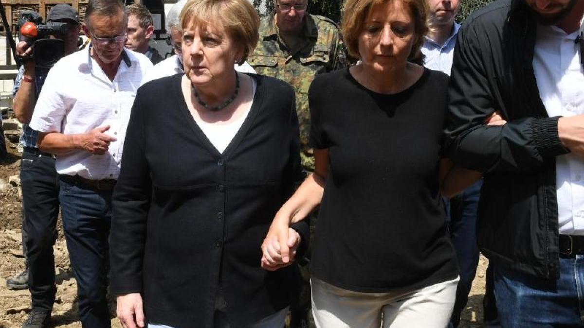 Hochwasser in Deutschland: Merkel: "Gespenstische ...