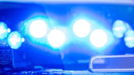 Ein junger Autofahrer ist laut Polizei am Mittwoch bei Zusmarshausen von der Fahrbahn abgekommen. 