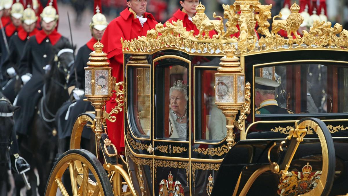 #Charles III. fährt mit quietschender Holzkutsche zur Krönung