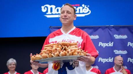 Joey Chestnut ist Dauersieger beim New Yorker Hot-Dog-Wettessen.