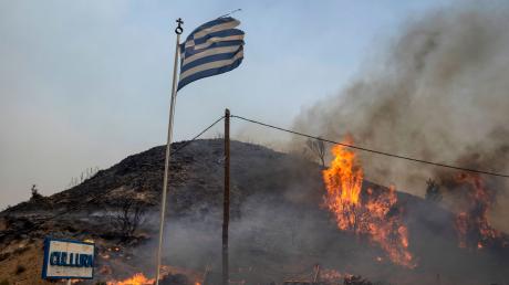 Flammen loderten im vergangenen Jahr auf der griechischen Insel Rhodos.