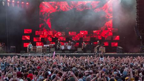 Besucher und Fans sehen sich den Auftritt der Foo Fighters beim Abschluss des Open-Air-Festivals Rock im Park 2023 an. Unter den Festivalbesuchern sind auch immer mehr Ältere.
