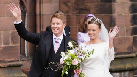 Olivia Henson und Hugh Grosvenor, der Duke of Westminster, verlassen nach ihrer Hochzeit die Kathedrale von Chester.