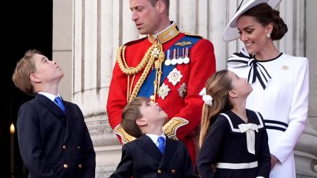 Prinzessin Kate zeigte sich nach langer Auszeit bei "Trooping the Colour 2024". Eine Lippenleserin will erkannt haben, was Prinz George seiner Mutter zugeflüstert hat. 