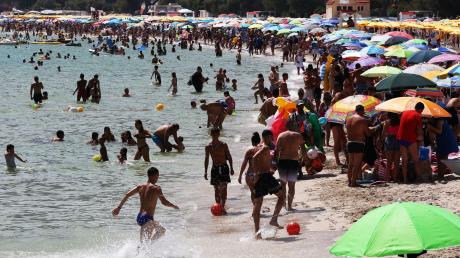 Zahlreiche Menschen sind am Strand von Mondello auf Sizilien zu sehen. Italien leidet besonders unter Übertourismus.