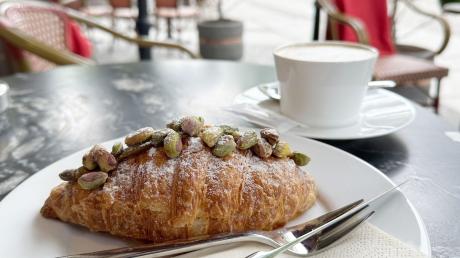 Lecker: Pistazien erfreuen sich in vielerlei Form großer Beliebtheit, wie hier Croissant-Füllung und -Belag.