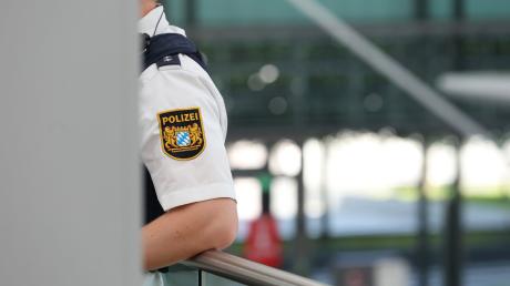 Ein Paar hat auf einem Flug «sexuelle Handlungen aneinander vorgenommen» und mit dem Verhalten gegenüber dem Flugpersonal einen Polizeieinsatz ausgelöst.
