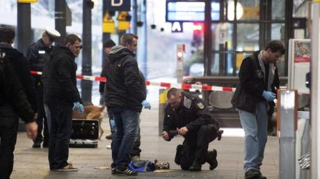 Polizisten untersuchen am 10.Dezember 2012 am Hauptbahnhof in Bonn eine verdächtige Tasche. Nach dem Attentat in Boston ist der deutsche Verfassungsschutz darüber besorgt, dass der versuchte Anschlag noch immer nicht aufgeklärt ist. 