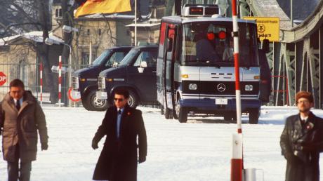 Berlin und Spionage – das hat Tradition, aber scheinbar auch Zukunft. Legendär waren lange die Agentenaustausch-Aktionen auf der Glienicker Brücke. Unser Bild zeigt die Überführung von Geheimdienstmitarbeitern im Jahr 1986.  

