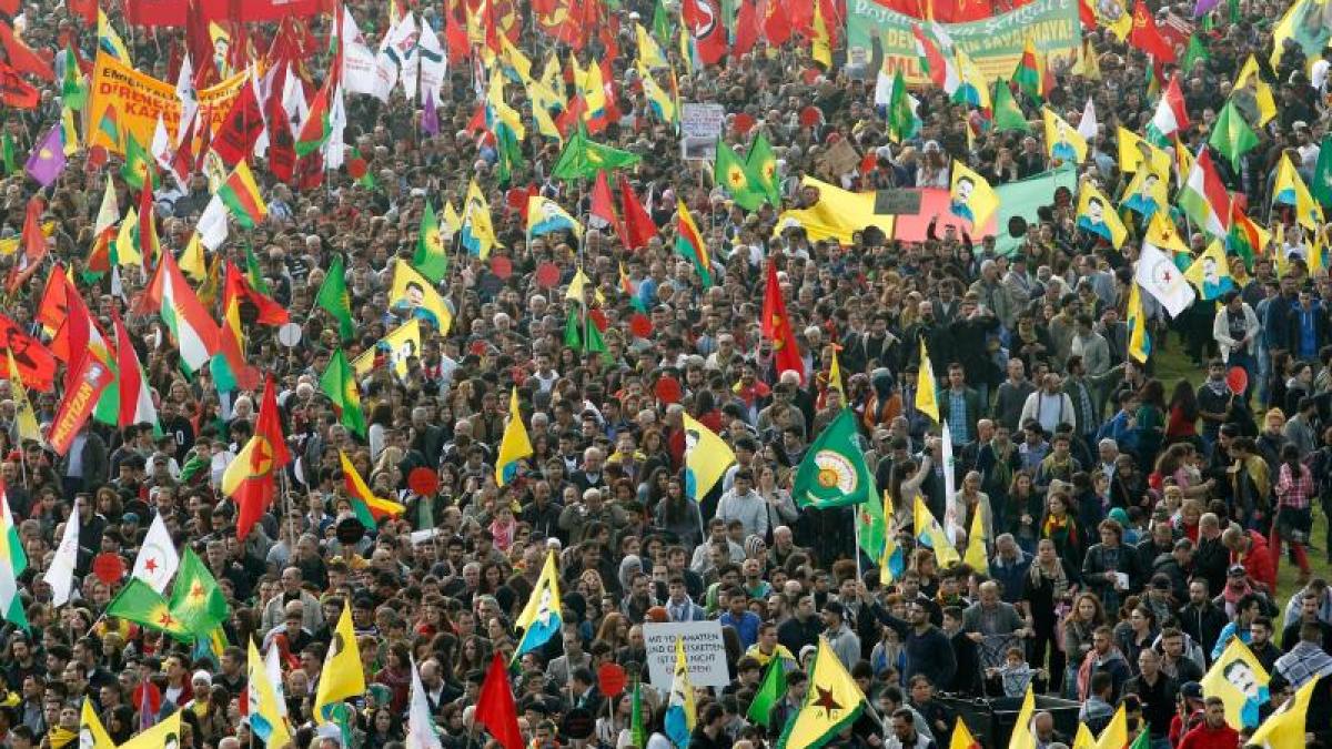 Konflikte Uber 000 Kurden Demonstrieren In Dusseldorf Augsburger Allgemeine