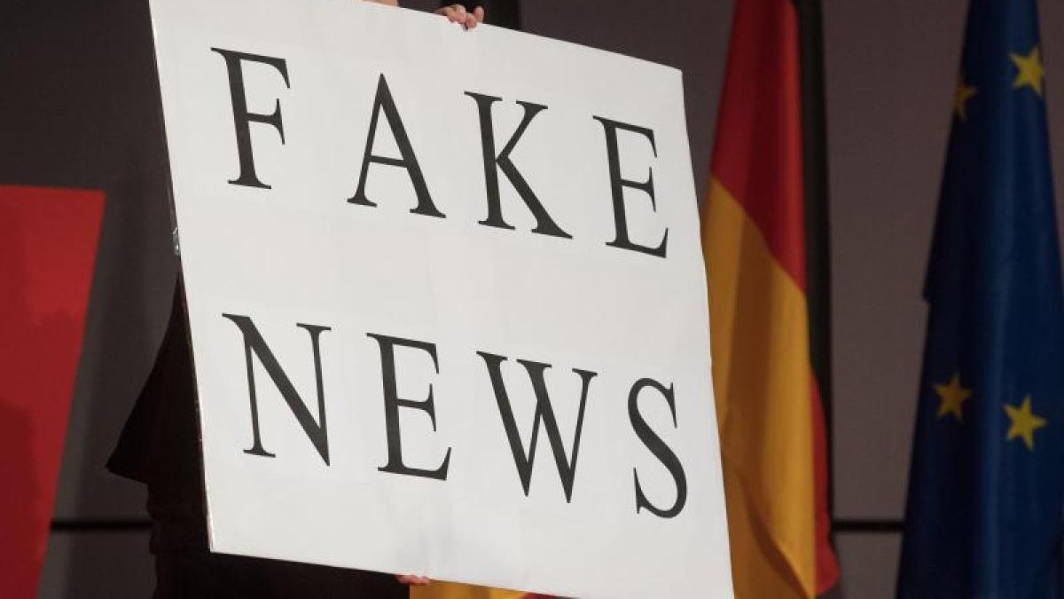 Fake News Facebook Will Nutzer Besser über Fake News Aufklären Augsburger Allgemeine 