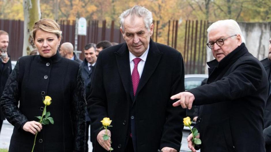 Auch der scheidende Präsident Milos Zeman zeigt sich besorgt über die bedrohte Sicherheit - hier mit  Zuzana Caputova, Präsidentin der Slowakei, und Bundespräsident Frank-Walter Steinmeier.