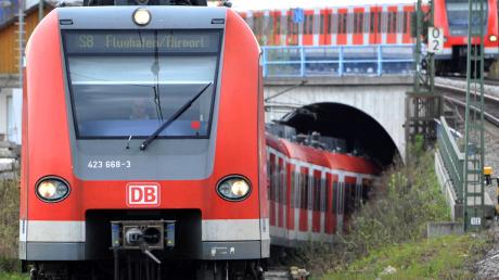 Die Bundespolizei sucht nach zwei unbekannten Männern,, die in einer S-Bahn zwei Kontrolleure und einen Reisenden angegriffen haben.