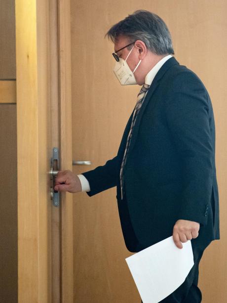Georg Nüßlein betritt am 25. Februar sein Büro im Bundestag. Seit der Razzia an jenem Tag in der Maskenaffäre hat der frühere CSU-Politiker keine Bundestagssitzung mehr besucht.