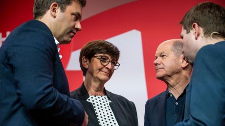 Unter Druck: Die SPD-Vorsitzenden Lars Klingbeil (links) und Saskia Esken mit Bundeskanzler Olaf Scholz (SPD) und SPD-Generalsekretär Kevin Kühnert.