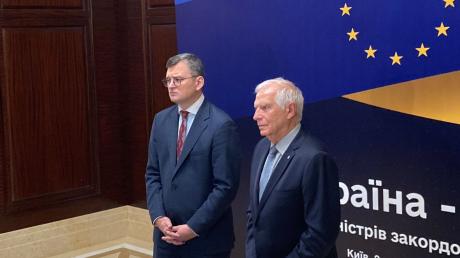 Der ukrainische Außenminister Dmytro Kuleba (l.) und der EU-Außenbeauftragte Josep Borrell sprechen zur Eröffnung des informellen EU-Außenministerrates in Kiew.
