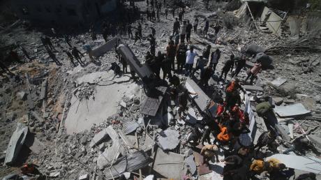 Palästinenser inspizieren die Überreste eines Wohnhauses in Rafah, das bei einem israelischen Angriff zerstört wurde.