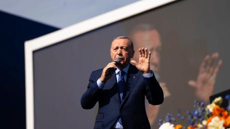 Gut zehn Monate nach seiner Wiederwahl gilt die Abstimmung als Stimmungstest für den Präsidenten und seine AKP: Recep Tayyip Erdogan.