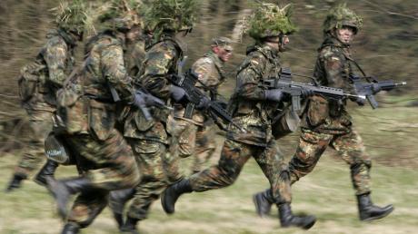 Händeringend gesucht: Soldaten für die Bundeswehr.