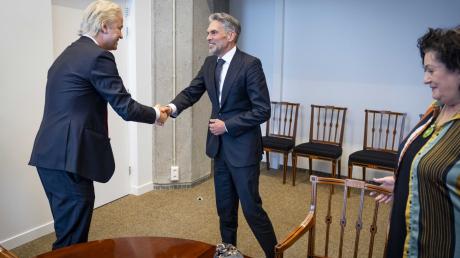 Handschlag in Den Haag: Der designierte Ministerpräsident Dick Schoof und PVV-Chef Geert Wilders (l).
