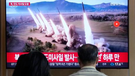 Eine Nachrichtensendung zeigt ein Archivbild eines nordkoreanischen Raketenstarts am Bahnhof von Seoul.