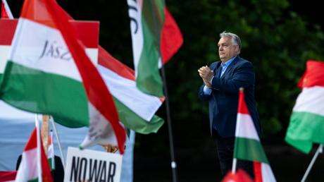 Ungarns Ministerpräsident Viktor Orban spricht in Budapest zu seinen Anhängern.