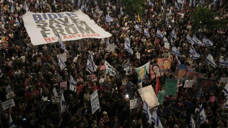 Protest gegen die Regierung des israelischen Premierministers Netanjahu in Tel Aviv. Die Demonstrierenden fordern einen Deal zur Freilassung der Geiseln.