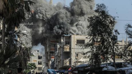 Dichter Rauch quillt aus einem Wohnhaus im Flüchtlingslager Bureidsch, nachdem es von einem israelischen Luftangriff getroffen wurde.