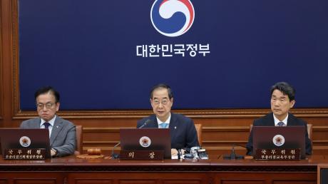 Südkoreas Premierminister Han Duck-soo spricht während einer Kabinettssitzung im Regierungskomplex in Seoul.