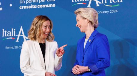 Die italienische Ministerpräsidentin Giorgia Meloni (l) mit der Präsidentin der Europäischen Kommission, Ursula von der Leyen.