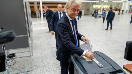 Geert Wilders von der radikal-rechten Partei für die Freiheit (PVV) während seiner Stimmabgabe in Den Haag zur Europawahl.