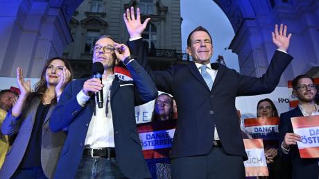 FPÖ-Bundesparteiobmann Herbert Kickl (l) und Spitzenkandidat Harald Vilimsky feiern auf einer Wahlparty.