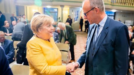 Angela Merkel und Friedrich Merz begrüßen sich bei der Eröffnungsveranstaltung der Bundeskanzler-Helmut-Kohl-Stiftung  im September 2022.