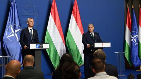Viktor Orban (r.) und Jens Stoltenberg während einer gemeinsamen Pressekonferenz in Budapest.