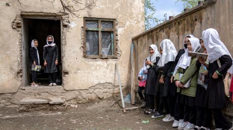 Unicef-Exekutivdirektorin Catherine Russel fordert die Taliban dazu auf, Mädchen und Frauen den Weg zu höher Bildung freizumachen: «Kein Land kann sich weiterentwickeln, wenn die Hälfte seiner Bevölkerung zurückbleibt.»