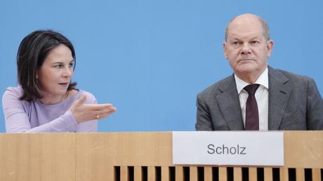 Die deutsche Positionierung zu geplanten neuen Russland-Sanktion der EU sorgt für Unstimmigkeiten zwischen Außenministerin Baerbock (l) und Bundeskanzler Scholz.