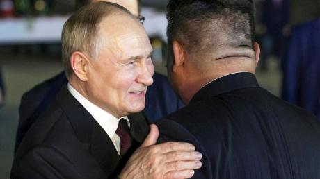 Russlands Präsident Putin dankte in Pjöngjang seinem Gastgeber Kim für die Unterstützung der russischen Politik im Moskauer Angriffskrieg gegen die Ukraine.