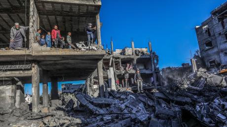 Palästinenser inspizieren die Schäden nach einem israelischen Luftangriff in der Stadt Rafah. Nach dem Kriegsrecht müssen zivile Einrichtungen bei Angriffen möglichst verschont werden.