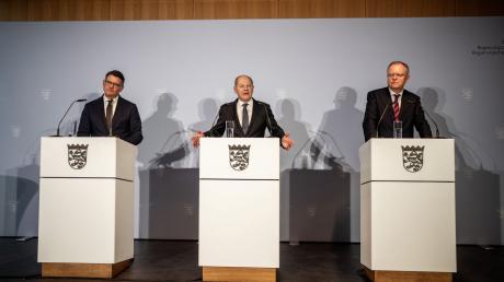 Kanzler Scholz (Mitte) bei der Ministerpräsidentenkonferenz in Berlin. Das Hauptthema war die Asylpolitik.
