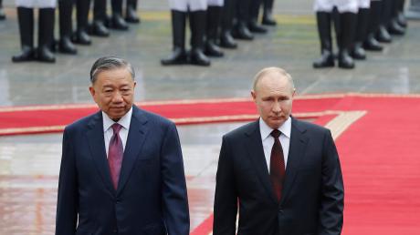 Der vietnamesische Präsident To Lam (l) und Kremlchef Wladimir Putin in Hanoi.