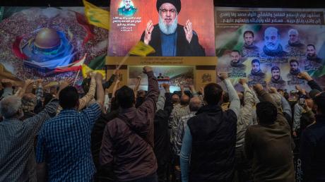 Anhänger jubeln Hisbollah-Generalsekretär Hassan Nasrallah in Beirut bei einer per Videolink übertragenen Fernsehansprache zu. Nasrallah wird nicht müde, den Erfolg der Hisbollah und die «Erschöpfung des Feindes» Israel zu betonen.