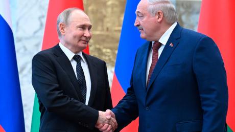 Der russische Präsident Wladimir Putin (l) und der belarussische Präsident Alexander Lukaschenko arbeiten trotz des Kriegs in der Ukraine weiter zusammen.