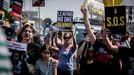 Immer wieder gehen Menschen in Tel Aviv auf die Straße, um für die Freilassung der von der Hamas im Gazastreifen festgehaltenen Geiseln zu demonstrieren.
