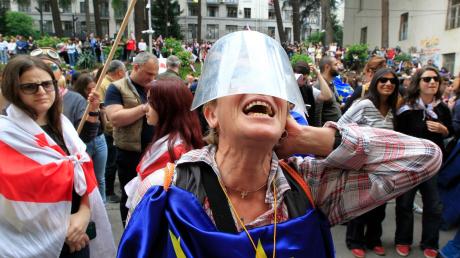 Menschen protestieren Ende Mai vor dem Parlamentsgebäude in Tiflis gegen das Gesetz über ausländische Einflussnahme.