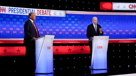 US-Präsident Joe Biden und sein Herausforderer Donald Trump (l) treten bei einem TV-Duell gegeneinander an.