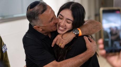 Die israelische Geisel Noa Argamani (r) umarmt Familienangehörige im Sheba Tel-HaShomer Medical Centre, nachdem sie von der israelischen Armee aus der Gefangenschaft im Gazastreifen befreit wurde.