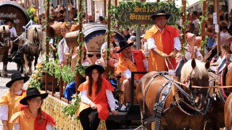 Die Brauer gehören zu den Zünften, die bei den Festzügen am Tänzelfest dargestellt werden. Den Besucherinnen und Besuchern im Festzelt bescheren die heutigen Brauer in diesem Jahr ein Preiserhöhung.