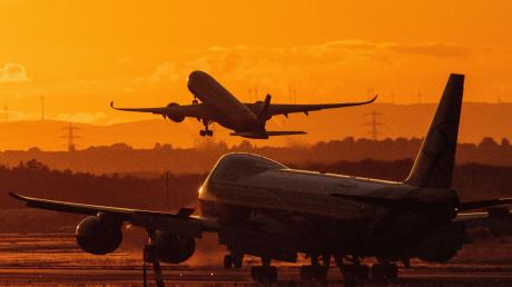 Damit der Ferienflieger nicht ohne einen abhebt: Bei «Rail and Fly»-Angeboten sollten Urlauber einen ausreichenden Zeitpuffer für die Fahrt zum Flughafen einplanen.