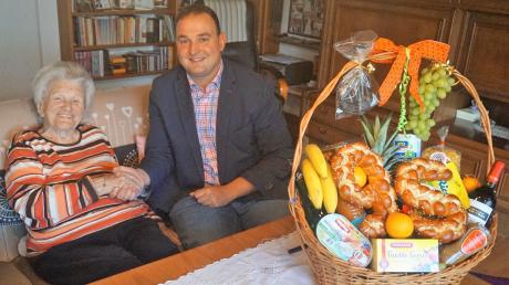 Bürgermeister Simon Schropp überbrachte die Glückwünsche der Gemeinde mit einem Geschenkkorb und der gebackenen Jahreszahl 95.